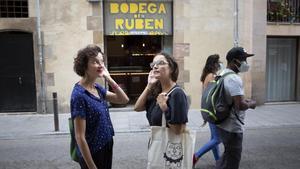 Gemma Terol y Anna Corominas, creadoras de Real Raval, con la oreja puesta. 