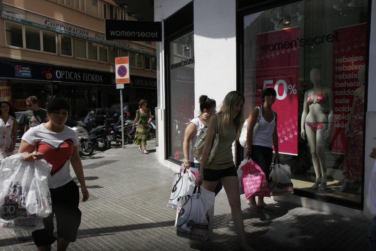 Gente de compras en las Avenidas de Palma.