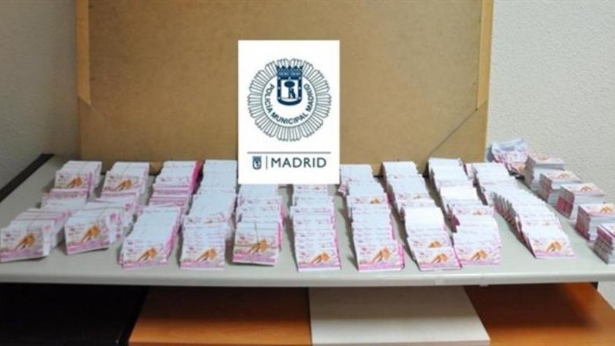 Golpe policial a la publicidad de prostitutas en Madrid: requisan 25.000 tarjetas