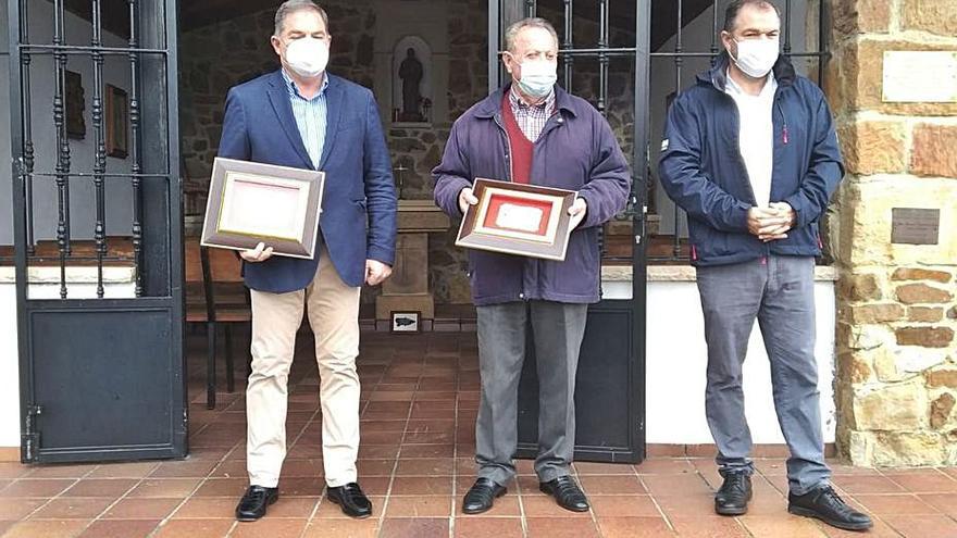 Armando Montes, en el centro, flanqueado por los hijos de Araceli Estrada y Gento Paniceres, ayer, en la capilla de San Diego. | P. Fernández