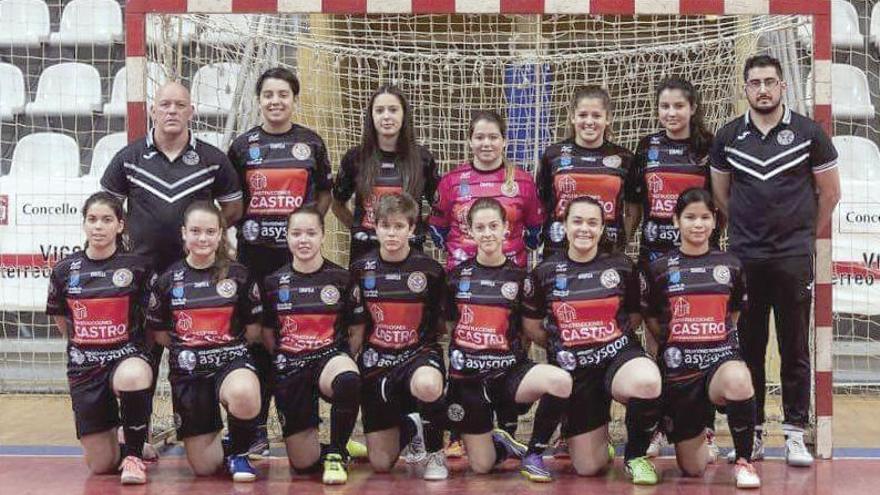 Las jugadoras del equipo cadete femenino del Arealonga F.S. Construcciones Castro. // FdV