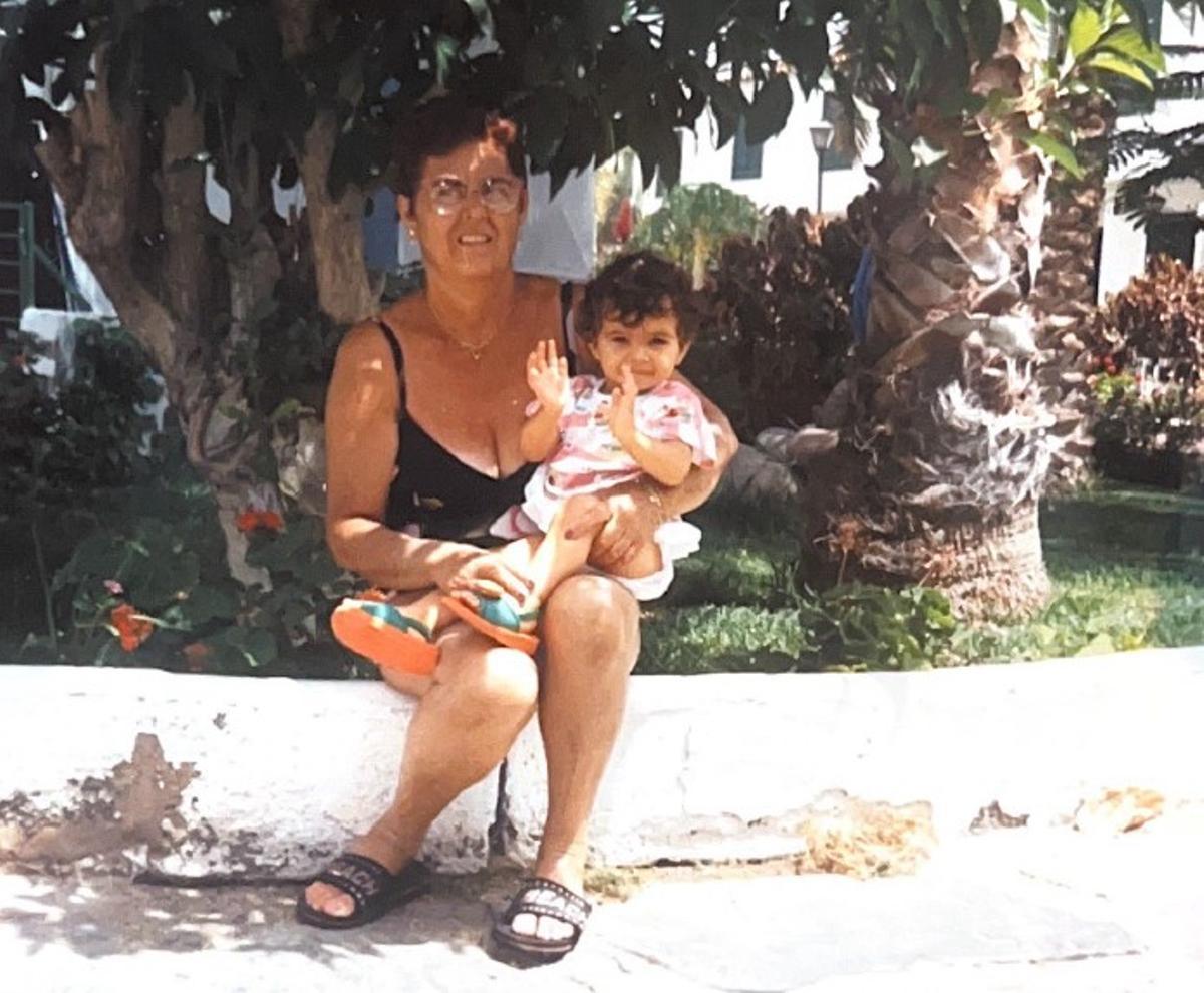 Dácil, con su abuela Sionita.