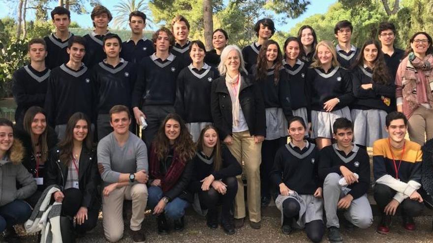 Estudiantes de la CEU UCH, con los alumnos del Colegio Edelweiss participantes en el proyecto SWI para la búsqueda de nuevos antibióticos.