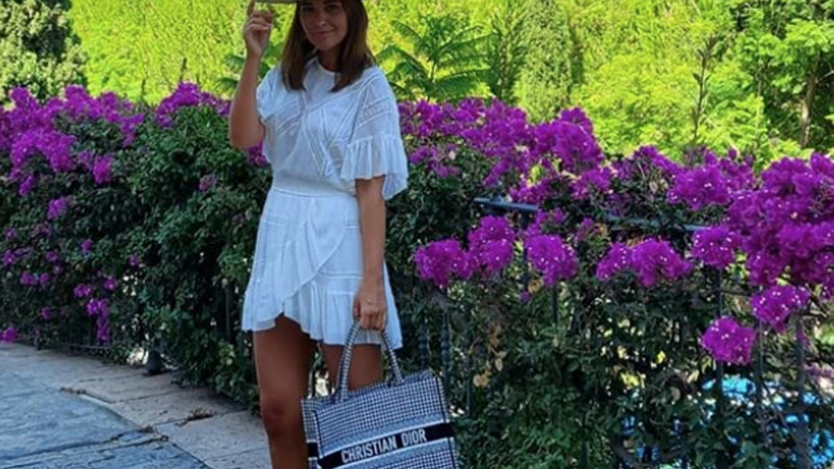 Paula Echevarría con minivestido blanco, sombrero y bolso tipo tote