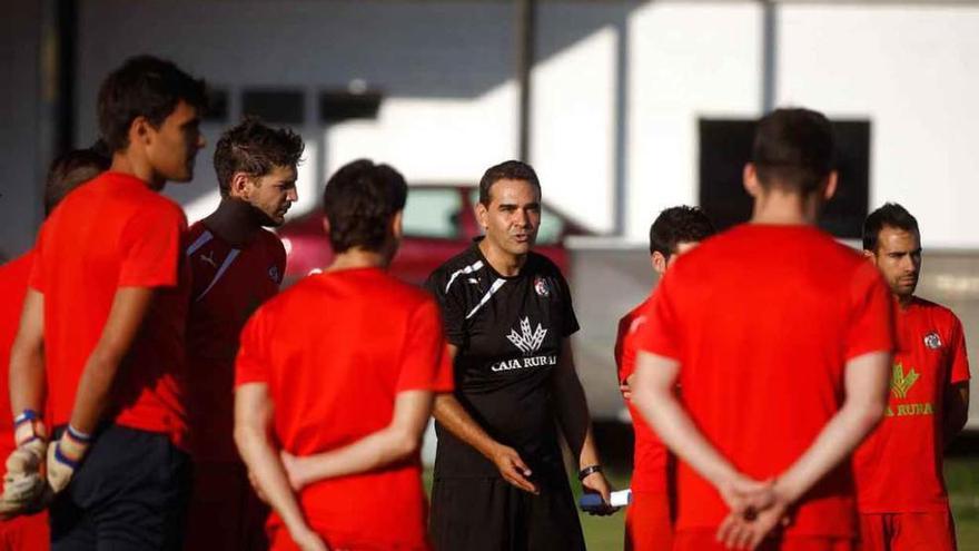 El entrenador del Zamora reflexionó ayer con sus jugadores sobre el partido de Villamuriel.