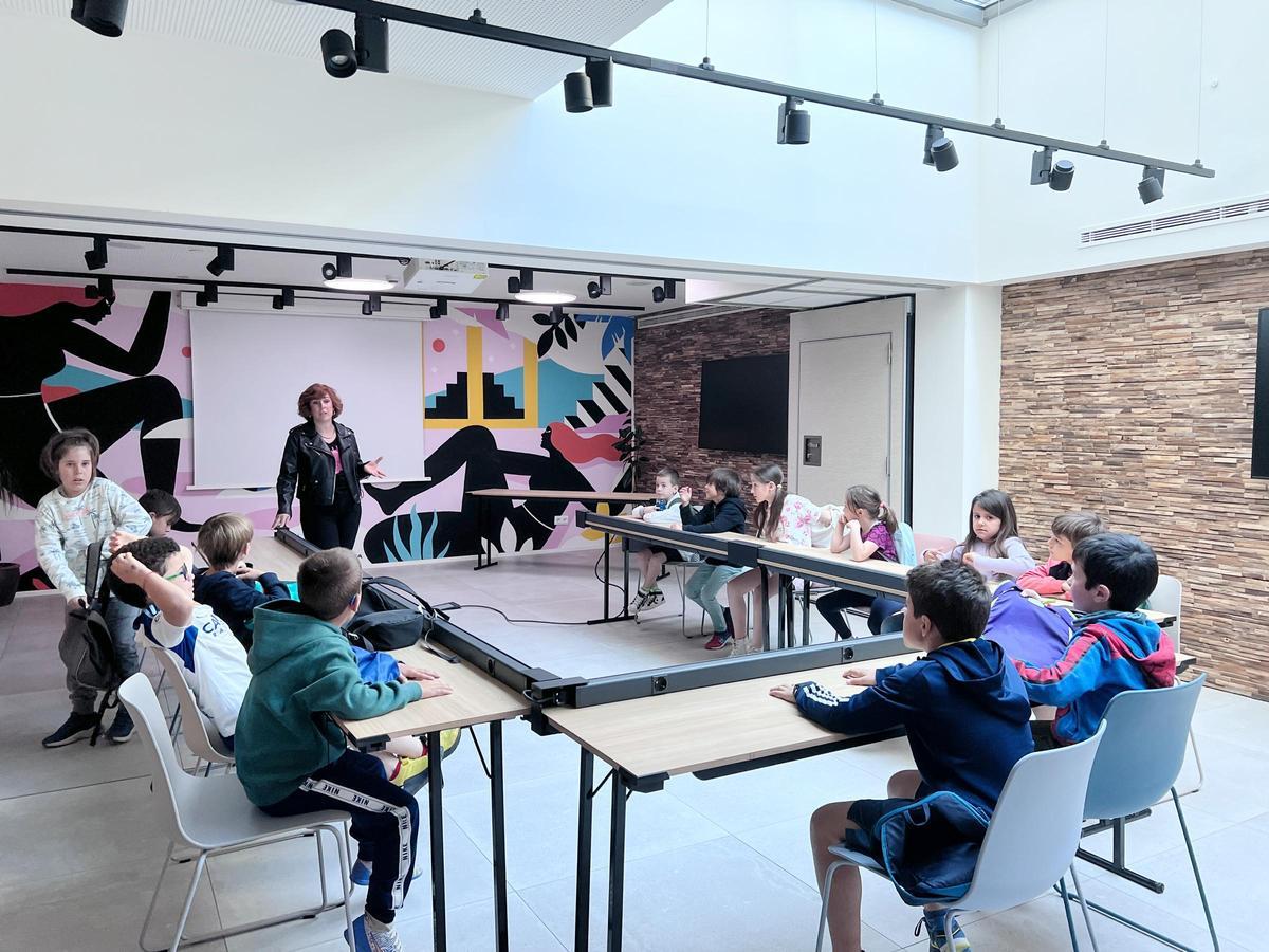 Los escolares en la sala de reuniones del Innside by Melia.