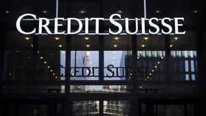 Els mercats acullen amb temor la compra de Credit Suisse per UBS