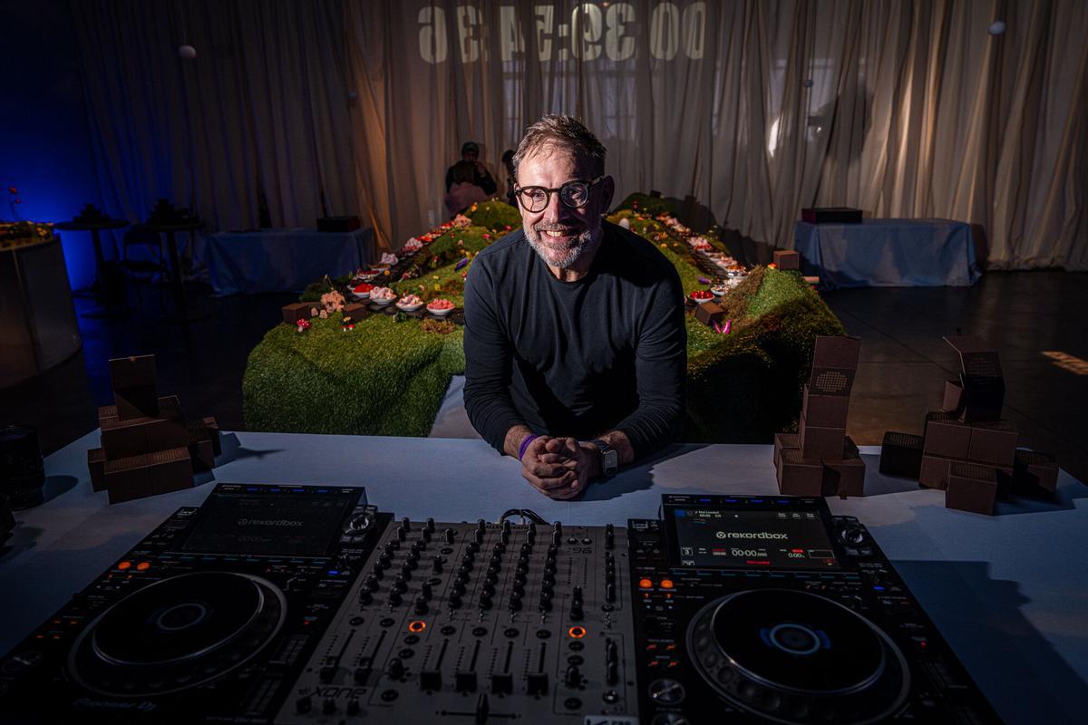 François Jozic, director del Brunch Elektronik, en la presentación del cartel con un 'show' culinario de Jordi Roca, este martes en Barcelona.