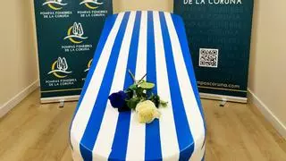 Una funeraria de A Coruña lanza un ataúd de color blanquiazul