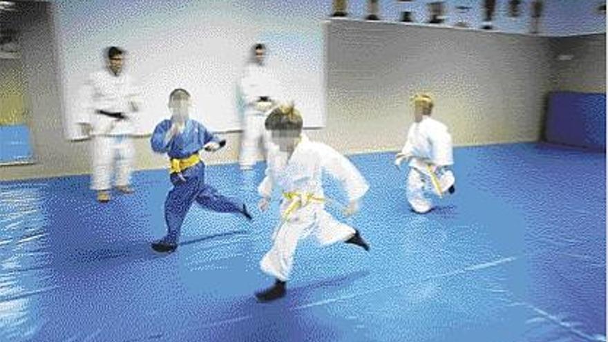 Clase de judo aplicada como terapia para niños hiperactivos en un colegio de Valencia.