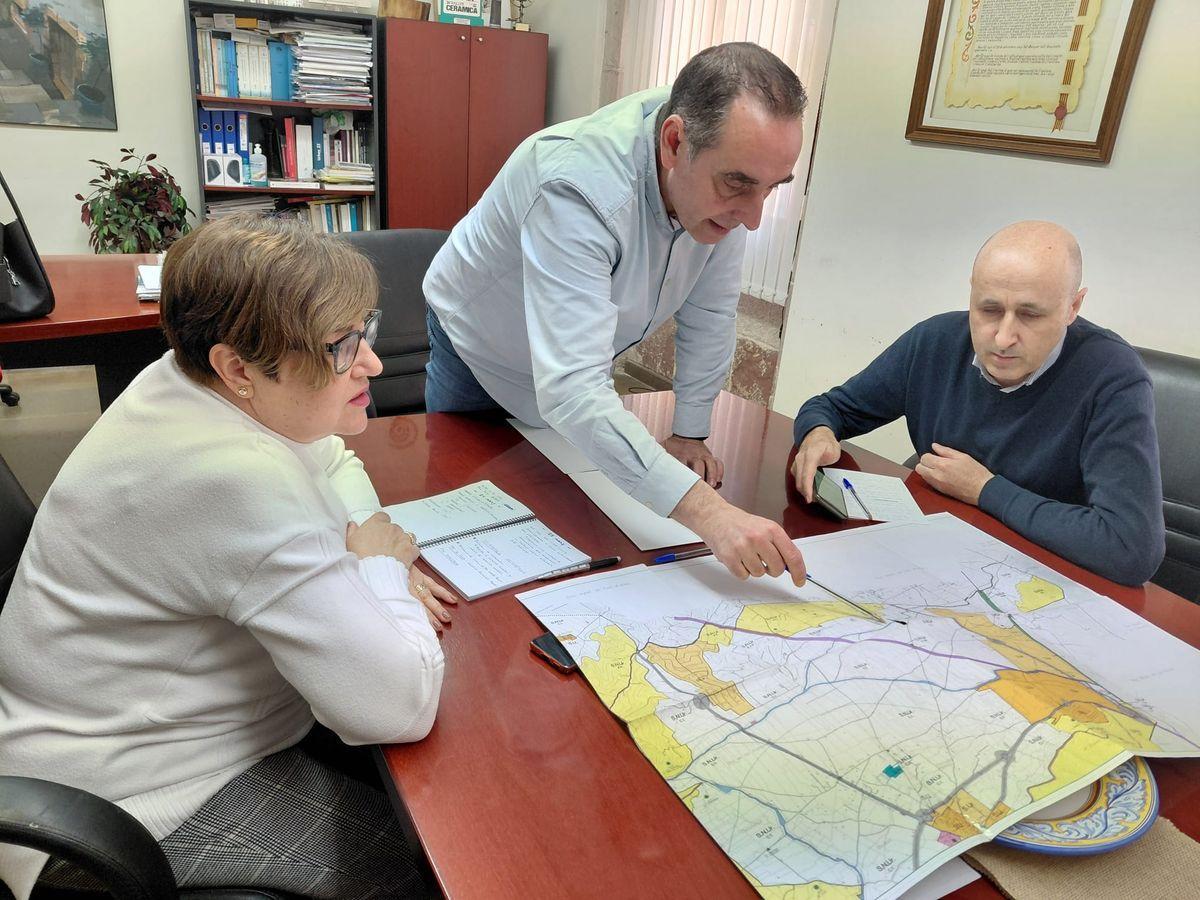 El alcalde de Vilafamés señala un mapa del término municipal
