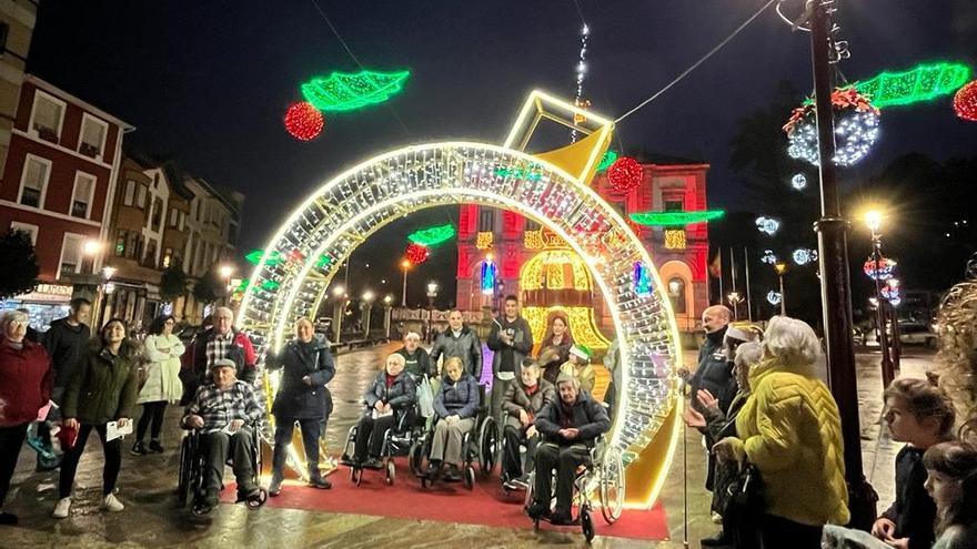 Miembros de los colectivos, en la plaza del Ayuntamiento de Villaviciosa, en la tarde de este míércoles.