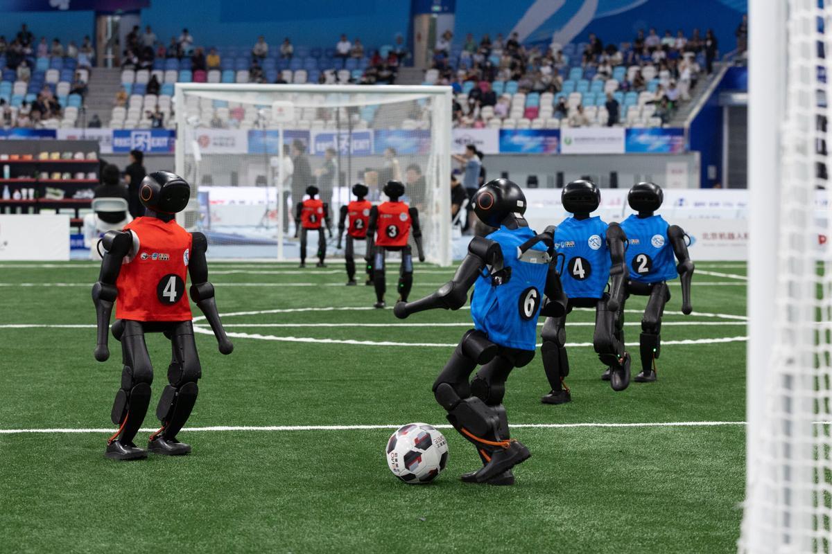 Partido de fútbol en las olimpiadas de robots de Pekín, este martes.