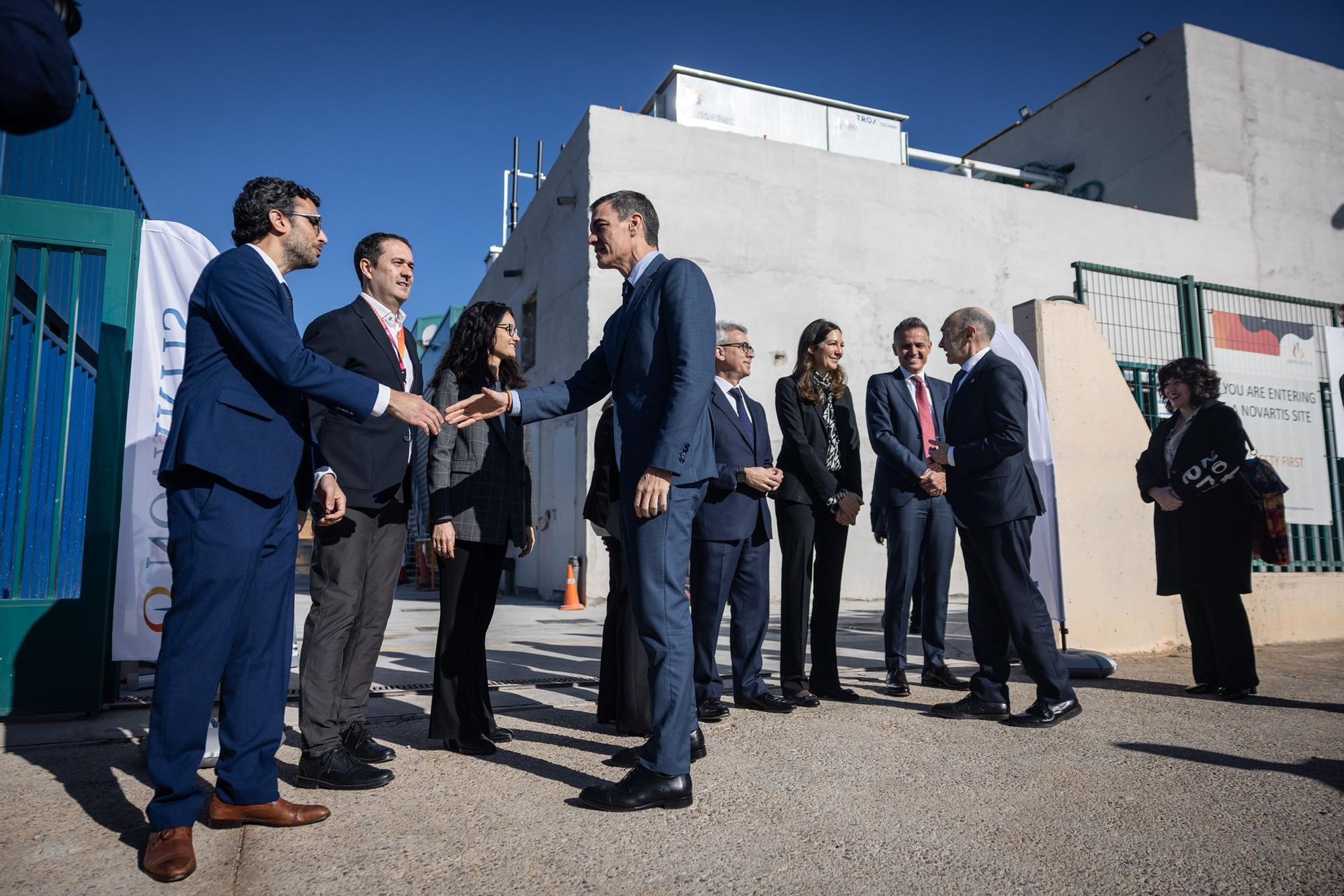 En imágenes | Pedro Sánchez visita las instalaciones de Novartis en La Almunia de Doña Godina