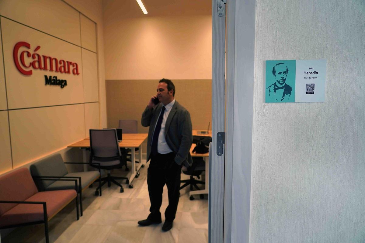 MLG 19-04-2024.-La consejera de Empleo, Empresa y Trabajo Autónomo, Rocío Blanco, asiste al coworking digital de la Cámara de Comercio denominado 'Málaga Dock Spac', ubicado en nuevos espacios acondicionados de la sede de la institución malagueña