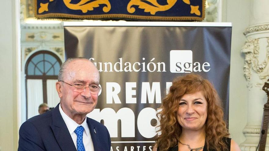 La presidenta de la SGAE, Pilar Jurado (d), y el alcalde de Málaga, Francisco de la Torre, estrechan las manos tras la firma del acuerdo