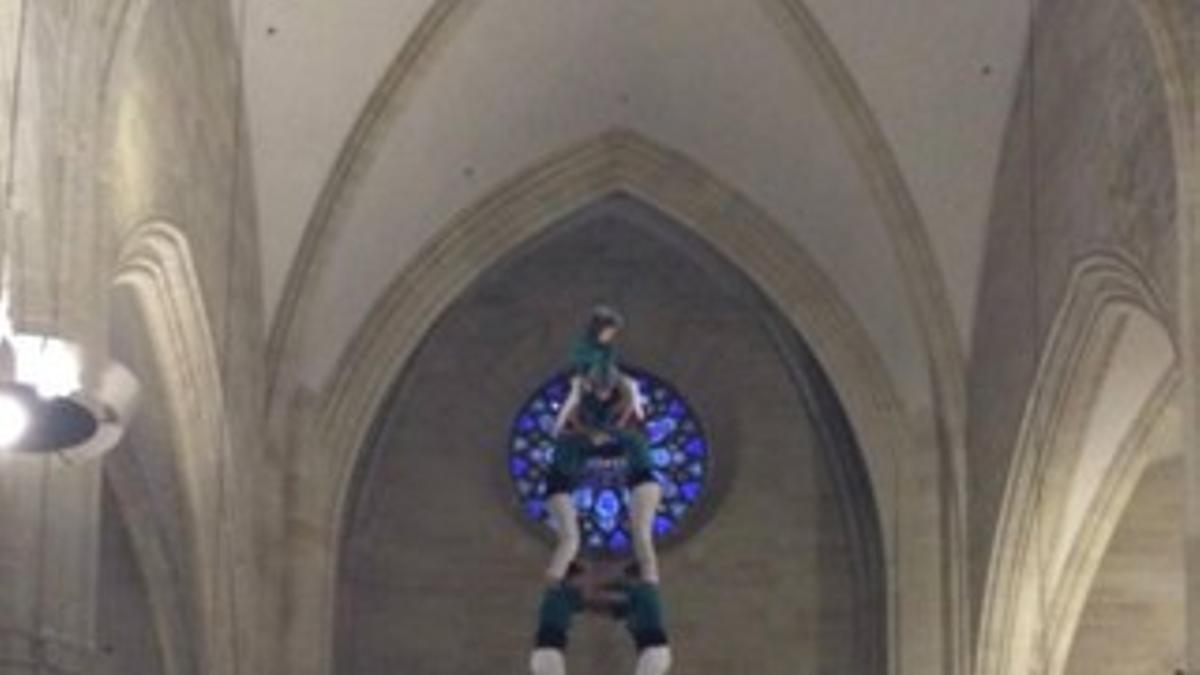 Los Saballuts levantan tres `castells de vuit¿ dentro de la iglesia de Santa María de Cervera