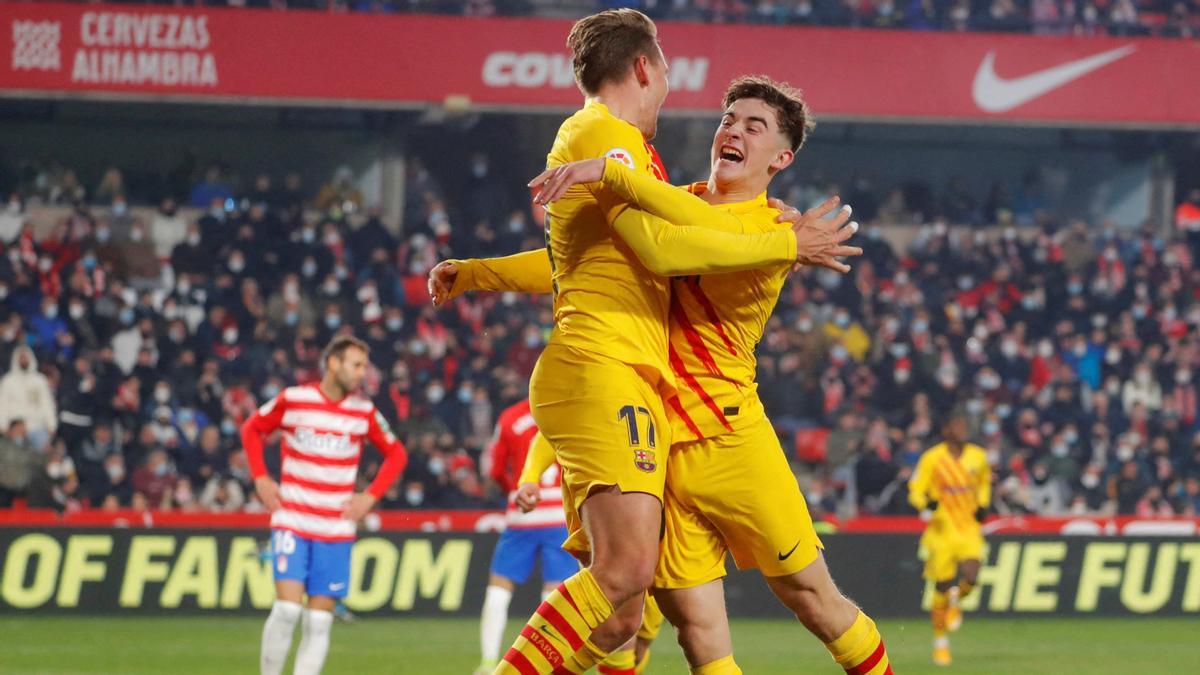 Gavi abraza a Luuk después del gol del empate en Granada.