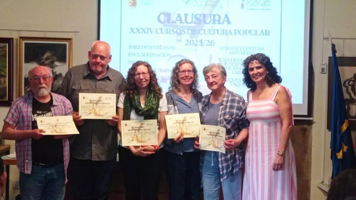 La "universidad" popular de Valdés cierra temporada con la "graduación" de su centenar de alumnos