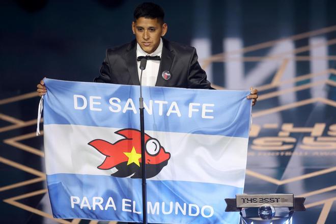 Gala Premios The Best FIFA 2023. Las mejores imágenes de los ganadores. Premio Fan Award de la FIFA para Hugo Daniel Toto Iñiguez, hincha de Colón