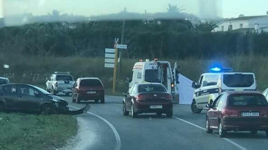 Un ciclista, herido grave al ser atropellado en la carretera de Xàbia a Benitatxell