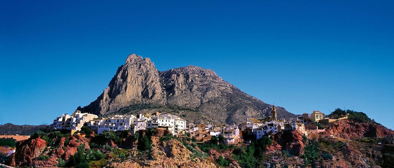 El casco histórico de Finestrat con la Ermita y El Castell en su parte más alta.