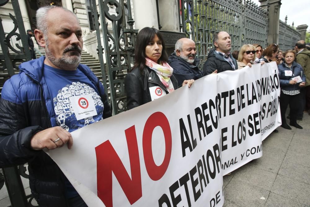 Protesta de funcionarios durante la celebración del pleno de la Junta General del Principado