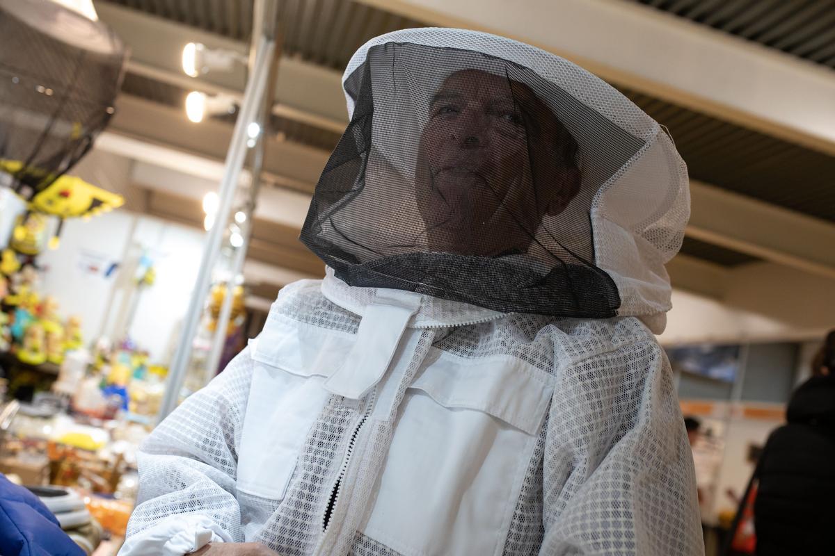 Un apicultor en la feria Meliza.