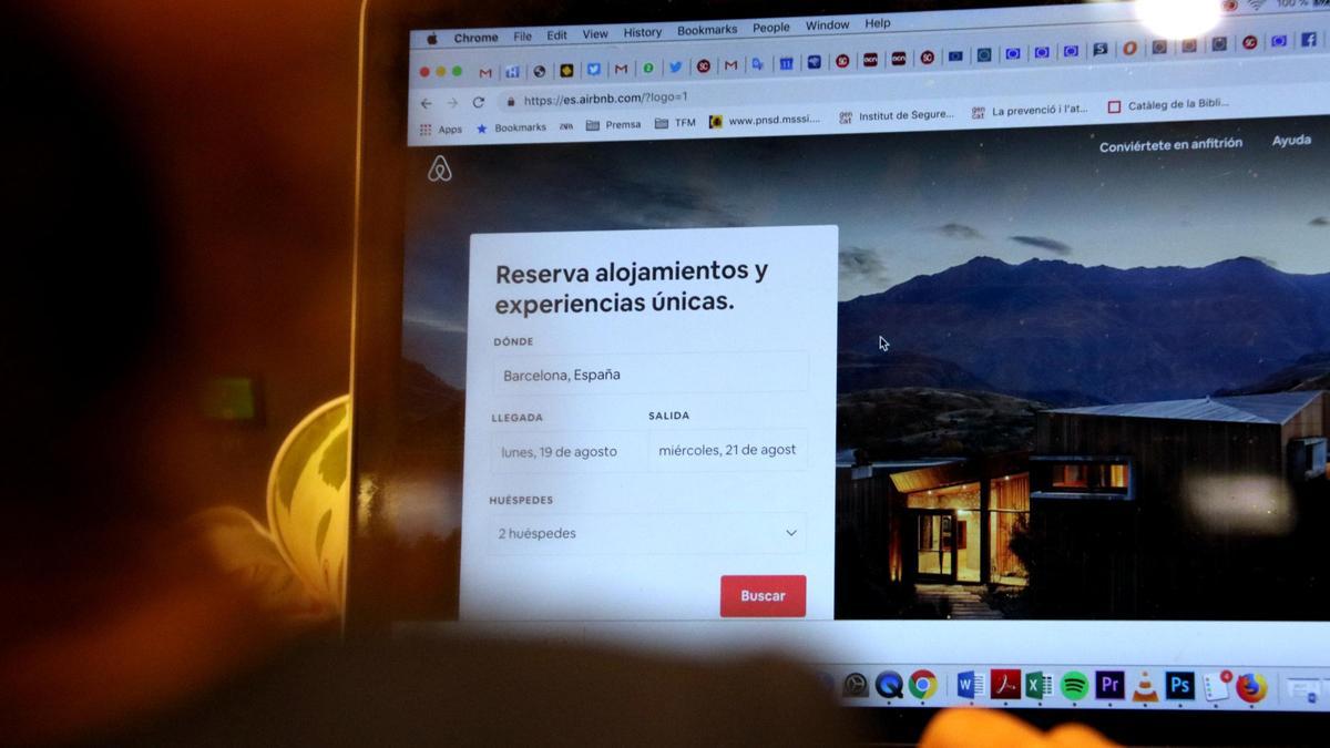 Pla curt en què es veu com un usuari consulta la pàgina web d'Airbnb.