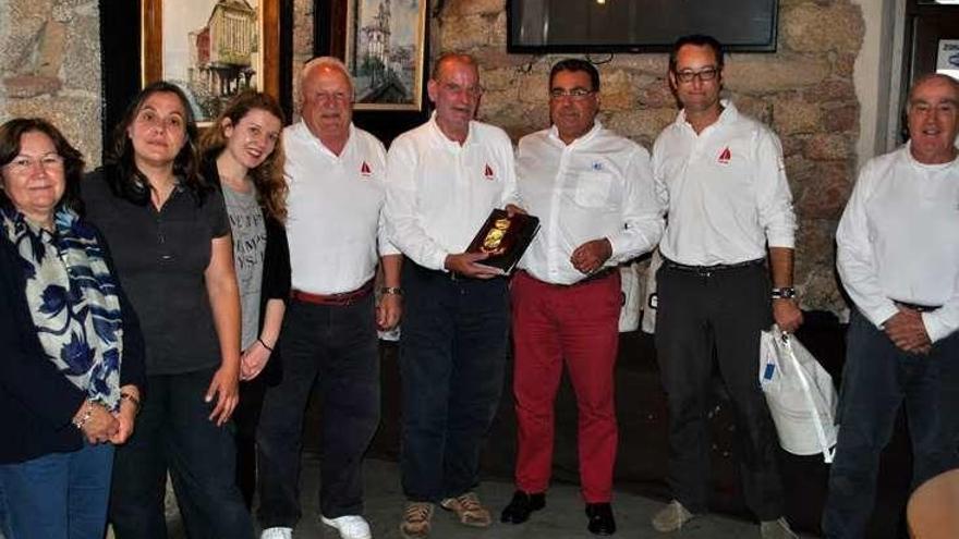 Los ganadores, junto a la concelleira Marga Caldas. // FdV