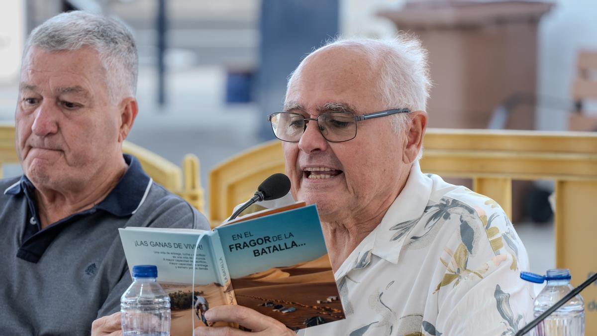 Guillermo Bueno leyendo fragmentos de su nuevo libro