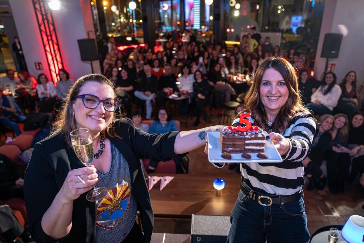 Las Mamarazzis celebran su quinto aniversario en Casa Seat con un capítulo sobre La Duquesa de Alba