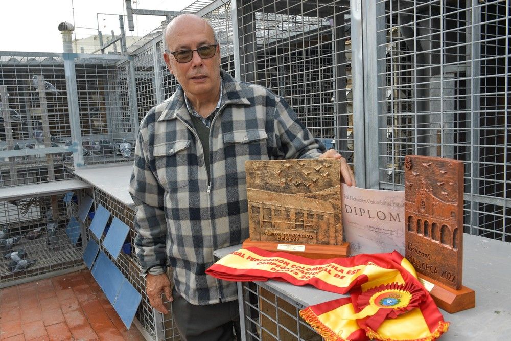 Isidro Suárez, ganador de un premio nacional de colombofilia