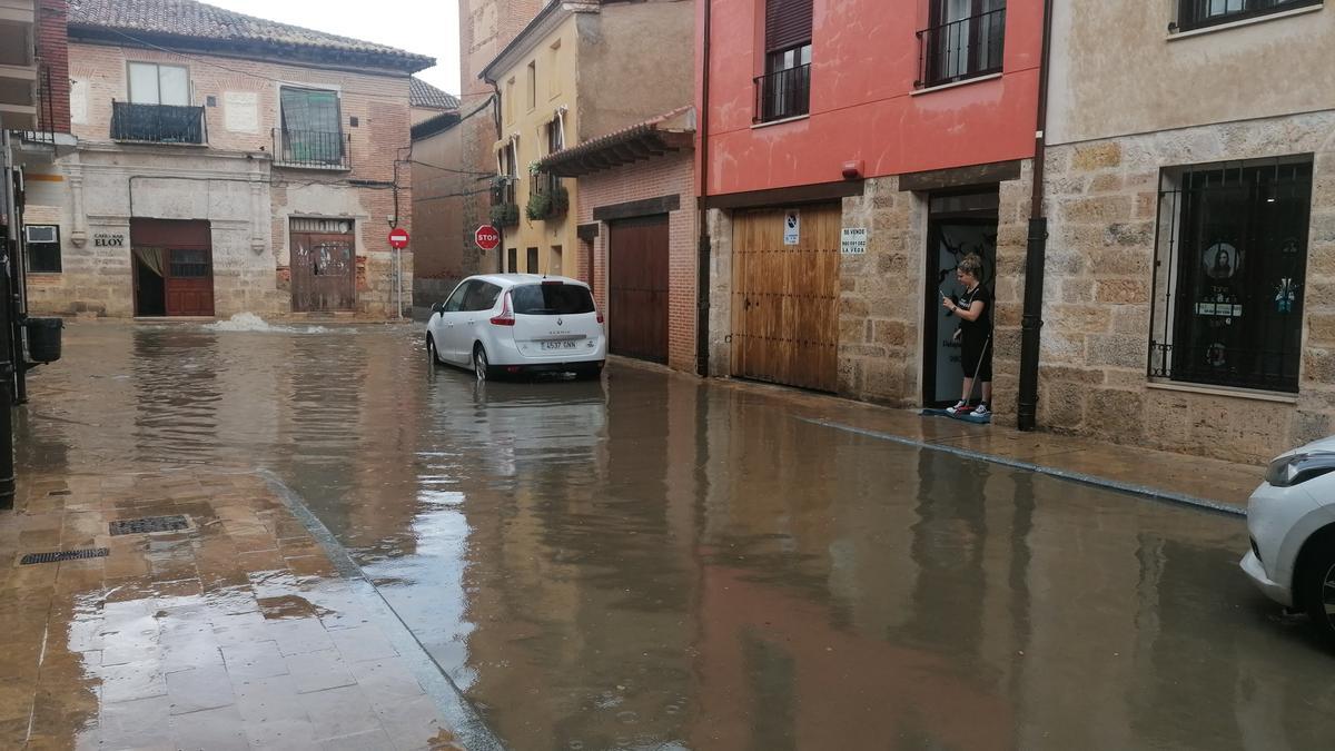 Calle Tablarredonda, repleta de agua después de la tormenta