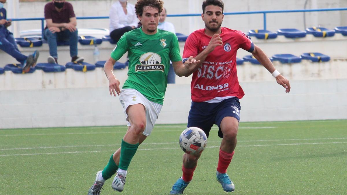 Ambos jugadores disputan el balón durante el encuentro.