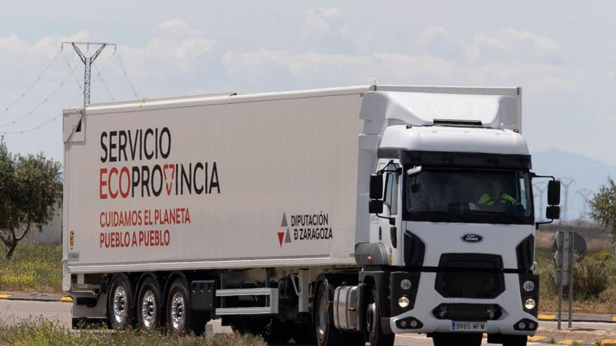 Uno de los tráiler que transportan la basura desde las plantas de transferencia a Zaragoza. | FABIÁN SIMÓN