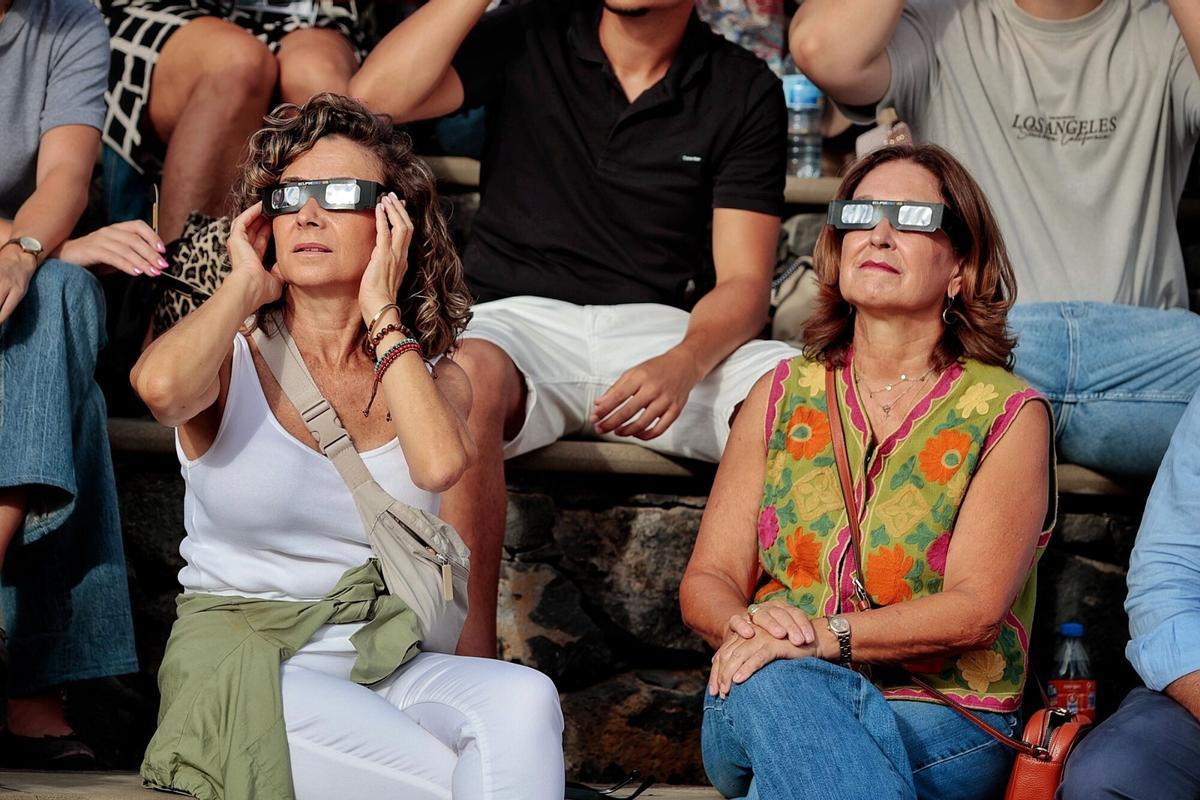 Vecinos y visitantes disfrutan de una jornada marcada por la astronomía en uno de los principales puntos de observación habilitados en Tenerife.
