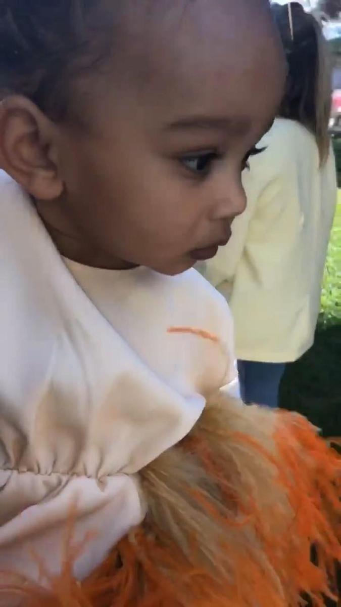 Chicago West a juego con su hermana en el cumple de True