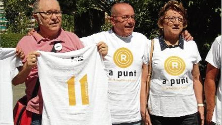 Membres de l&#039;ANC i &quot;mnium de Lleida mostren conjuntament la samarreta de la Diada.