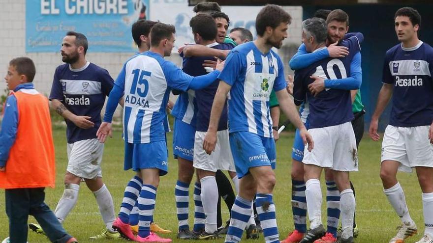 Los jugadores se saludan tras el partido.