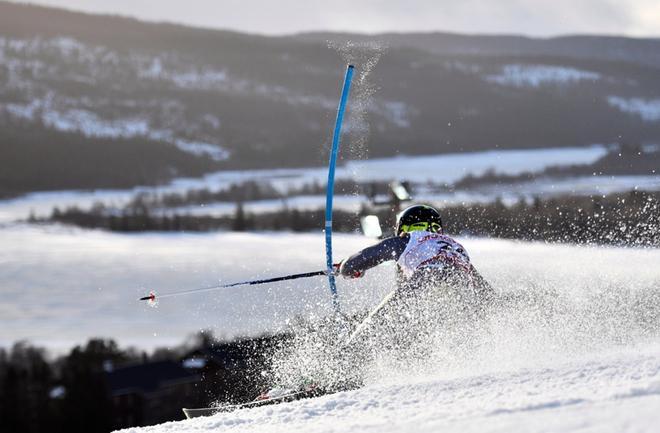 Maren Skjoeld of Norway compite en la segunda ronda del slalom femenino en el Mundial de esquí alpino de la FIS en el National Arena en Are, Suecia