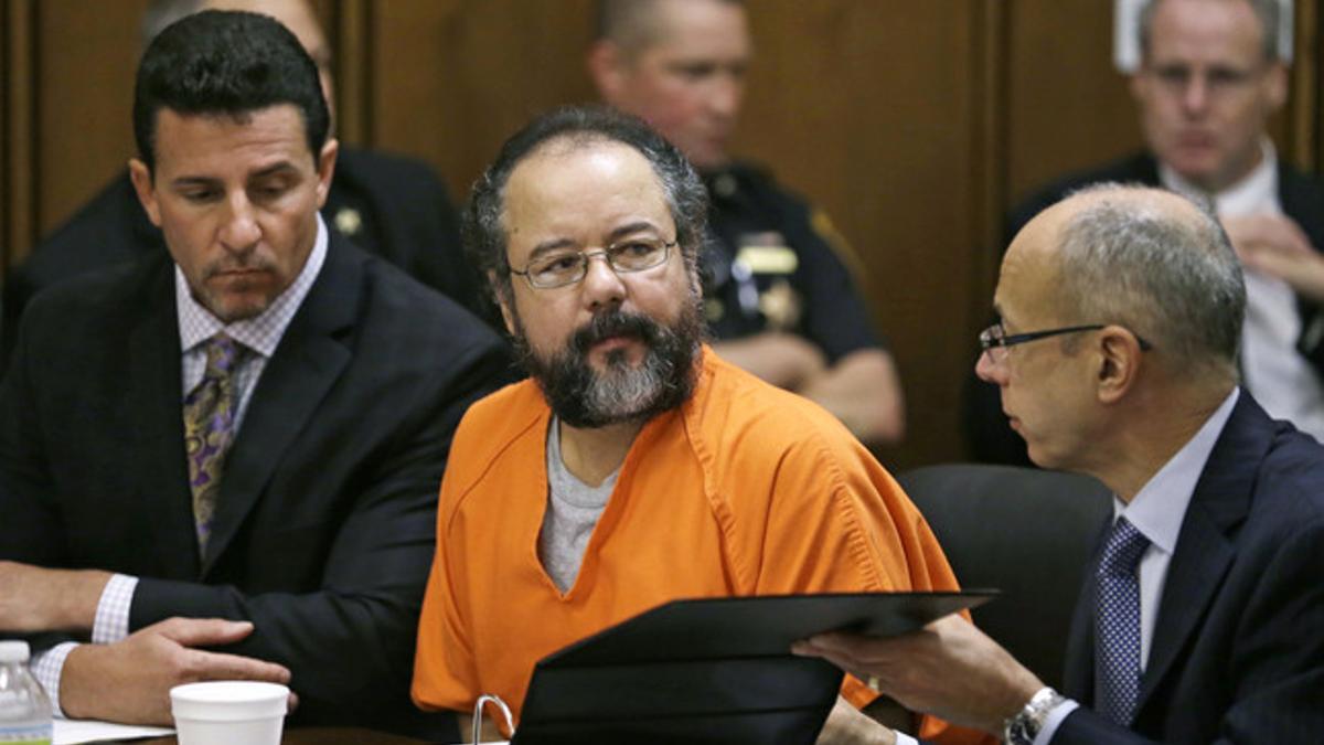 Ariel Castro (centro), durante el juicio en que ha sido condenado a varias cadenas perpetuas.