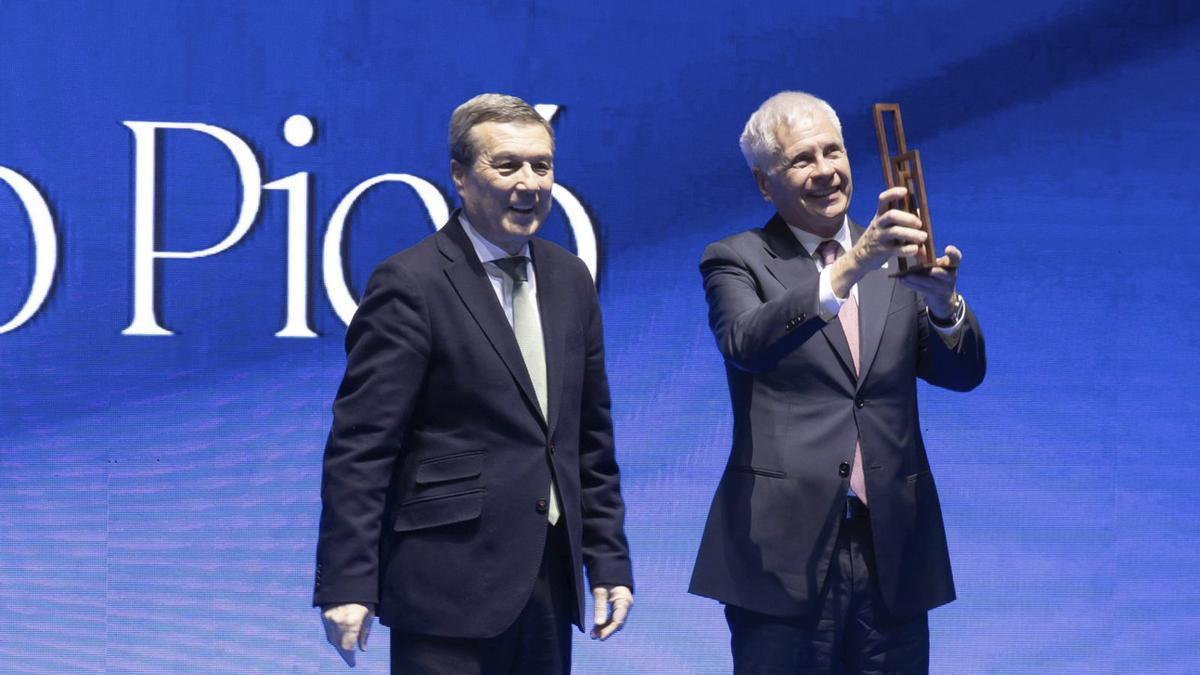 Marciano Gómez, conseller de Sanidad, tras entregar el galardón a Antonio Picó.