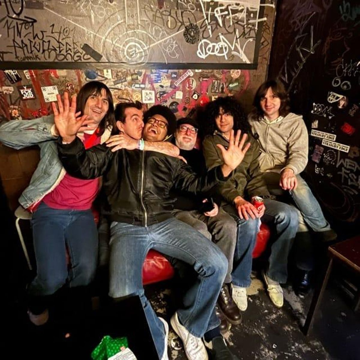 The Lemon Twigs, con el 'tour manager' Jonathan Vidal y el conductor Carles Serna, en el camerino de una sala de Viena