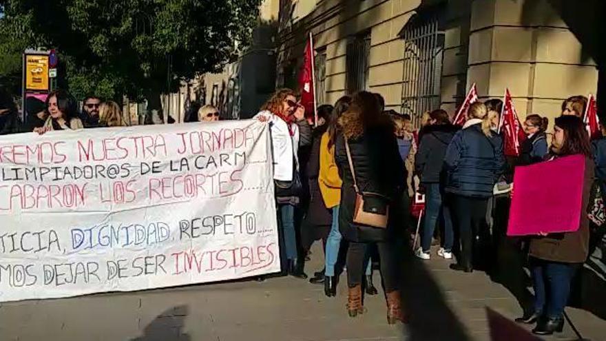 Las limpiadoras salen a la calle para exigir ''la recuperación del sueldo''