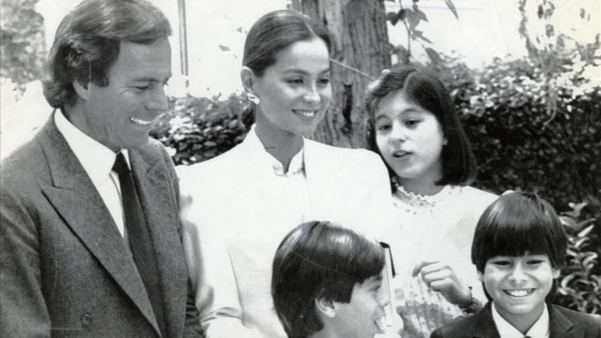 Julio Iglesias, con Isabel Preysler y sus hijos, Chabeli, Julio José y Enrique, en 1984.