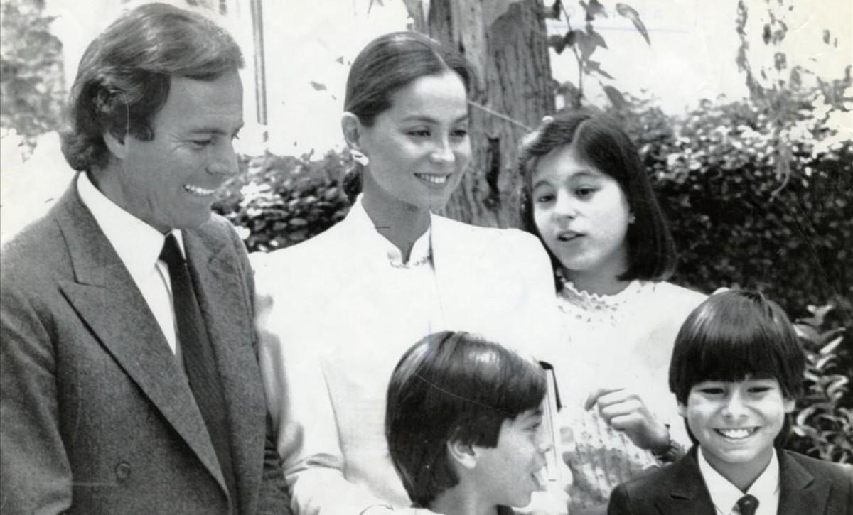 Julio Iglesias, con Isabel Preysler y sus hijos, Chabeli, Julio José y Enrique, en 1984.