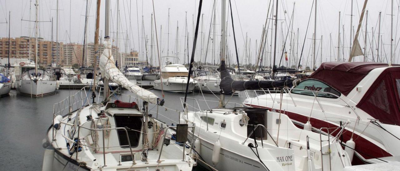 Embarcaciones atracadas en el puerto Tomás Maestre de La Manga.