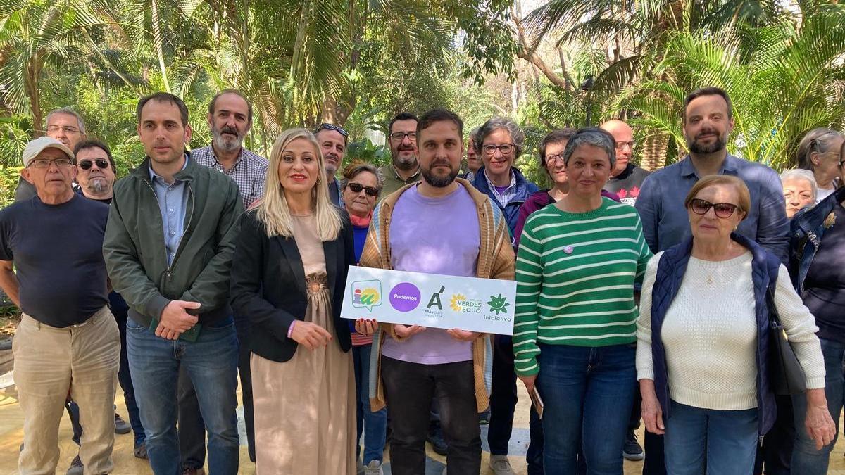 Morales y Nassri, este lunes, junto a Toni Valero y Maribel González y simpatizantes del bloque de izquierdas de Marbella.