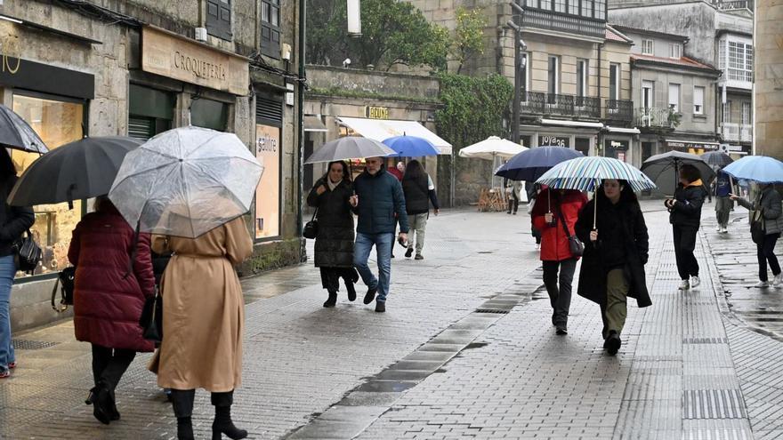 Gente paseando por Pontevedra. |   // RAFA VÁZQUEZ